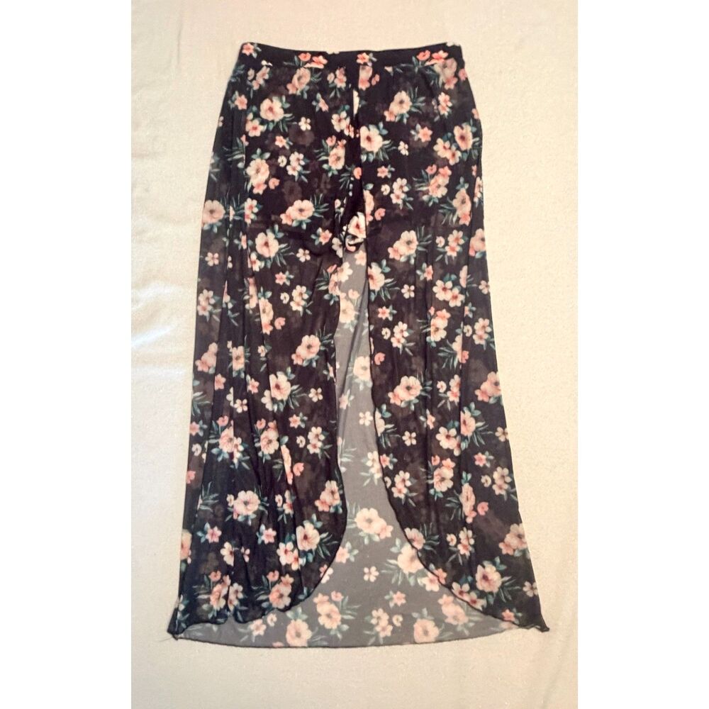 No Boundaries black floral sheer overlay skort. Size large